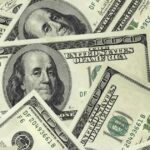 Dólar cai 0,26% e fecha cotado a R$ 5,54, com pressão externa e juros altos no Brasil