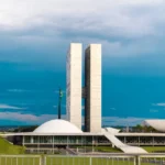 Contra pressão da sociedade Congresso vota nesta semana fim da escala 6×1 e “taxa das blusinhas”